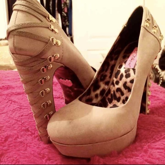7.5 Betsey Johnson Corset Tan Heels - Picture 3 of 3